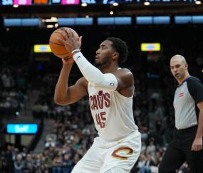 开云中国区-复出可惜空砍！米切尔20中10拿到30分7板8助全面数据 下半场19分