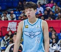 探长评杨瀚森争议出界：第一下确实打手但回看不能补吹犯规