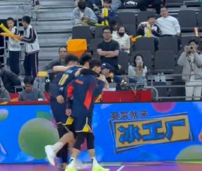 开云智能平台-突发！广东队2米11中锋，意外受到重伤，被队友搀扶下场 令人担忧